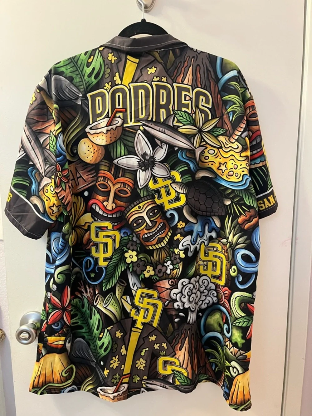 SOLD 4/8/2026 SD Padres Hawaiian Button Up NWT XL PTP 27/L 33 (Aloha Shirt) - Picture 2 of 7